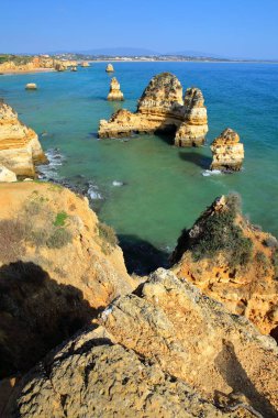 Ponta da Piedade Lagos, Algarve, Portekiz her Cliffs, kaya oluşumları ve temiz su bakıldığında