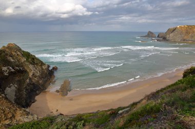 Renkli manzaralı Aljezur plajı (Aljezur), Costa Vicentina, Algarve, Portekiz
