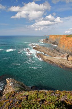 Dramatik ve renkli kayalıklardan Alentejo West Coast üzerinde Barcas, Zambujeira do Mar, Porto das Alentejo, Portekiz