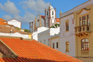 Renkli cephe ve çatı eski kasaba of Silves, arka plan, Silves, Algarve, Portekiz Katedrali ile içinde