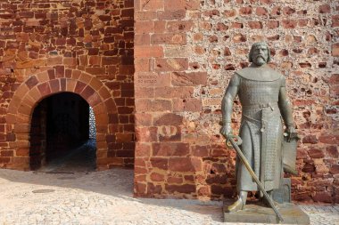 Silves, Portekiz - 16 Kasım 2018: Silves Ortaçağ Kalesi girişinde Kral Sancho 1 heykeli