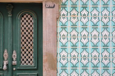Close-up desenli taşlar (azulejos) tarafından eski Tavira şehir, Algarve, Portekiz içinde çevrili tipik giriş kapısı