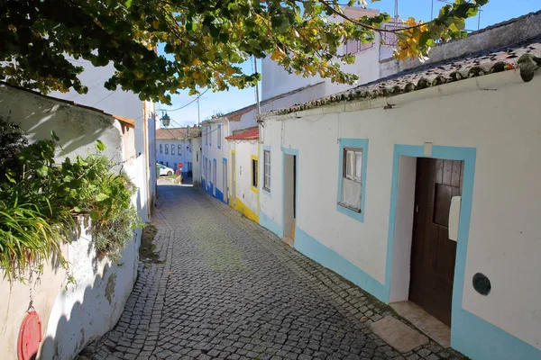 葡萄牙阿尔加维的蒙基克老城区内五颜六色的建筑 沿着一条狭窄的鹅卵石街道 — 图库照片