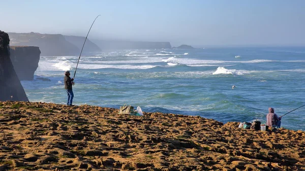 Aljezur Portugal Noviembre 2018 Pescadores Pescando Por Encima Los Altos — Foto de Stock