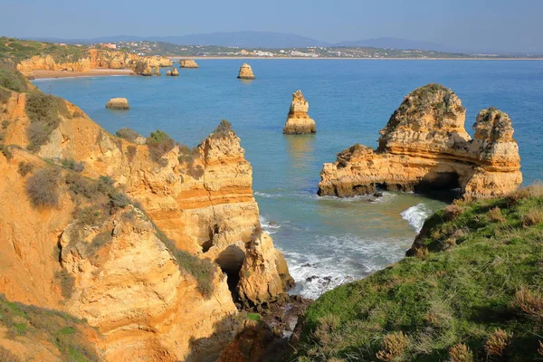 Sziklák Tiszta Víz Megtekinthetők Ponta Piedade Lagos Algarve Portugália — Stock Fotó