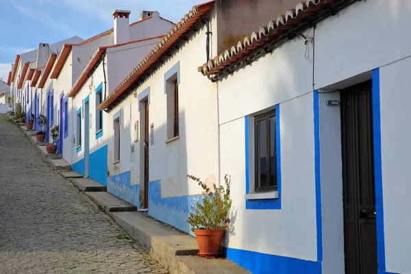 Uma Fila Casas Coloridas Tradicionais Longo Uma Rua Paralelepípedos Íngremes — Fotografia de Stock