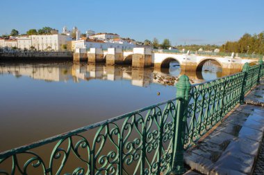Kemerli Roma Köprüsü nehir Rio Gilao, Tavira, Algarve, Portekiz, kent içinde belgili tanımlık geçmiş ile yansıyan