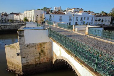Kemerli Roma Köprü Nehri Rio Gilao, eski şehrin içinde belgili tanımlık geçmiş ile Tavira, Algarve, Portekiz