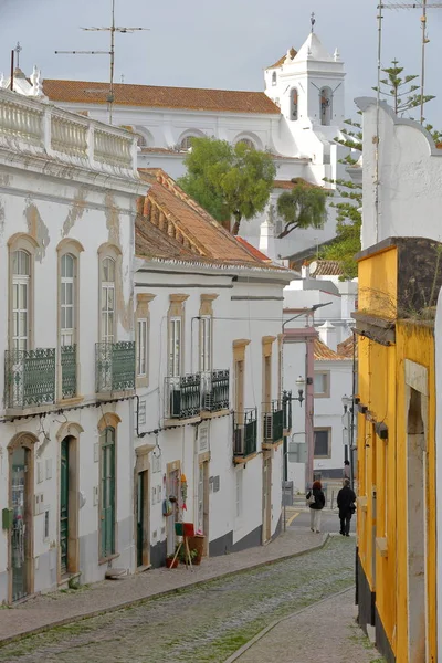 Tavira Portogallo Novembre 2018 Facciate Tipiche Lungo Una Ripida Strada — Foto Stock