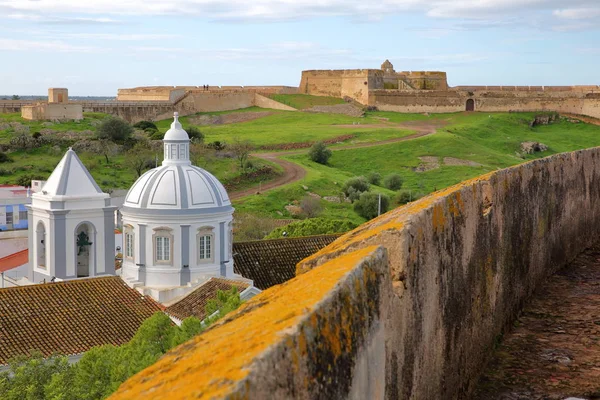교회와 카스트로 카스트로 Algarve 포르투갈에서에서 Sao Sebastiao 요새와 성곽에서 — 스톡 사진