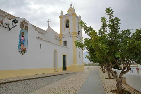 Den Kyrkan Ferragudo Ligger Inne Fiskeby Med Staty Jungfru Maria — Stockfoto