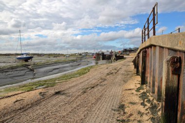 Düşük tide Thames Haliç, Leigh deniz, İngiltere'de tarih boyunca demirli balıkçı tekneleri ile çamurlu kumsalda