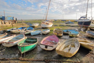Düşük tide, Thames Haliç, Leigh deniz, İngiltere'de üzerinde yer alan, renkli tekneler