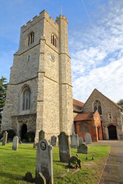 Leigh Sea, İngiltere - 3 Kasım 2018: Ön planda mezarları ile kilise Tepesi'nde bulunan St Martin'in Kilisesi