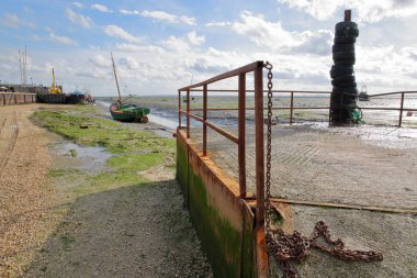 Düşük tide Thames Haliç, Leigh deniz, İngiltere'de tarih boyunca demirli balıkçı tekneleri ile çamurlu kumsalda
