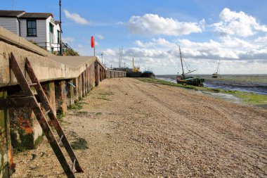 Düşük tide Thames Haliç, Leigh deniz, İngiltere'de tarih boyunca demirli balıkçı tekneleri ile çamurlu kumsalda