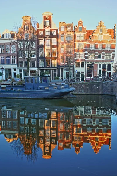 Reflexão Edifícios Patrimoniais Tortos Coloridos Longo Canal Prinsengracht Lado Canal — Fotografia de Stock