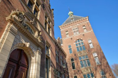 Amsterdam, Hollanda - 24 Şubat 2019: Dış cephe mekanlarına, heykeller ve oymalar ayrıntılarla