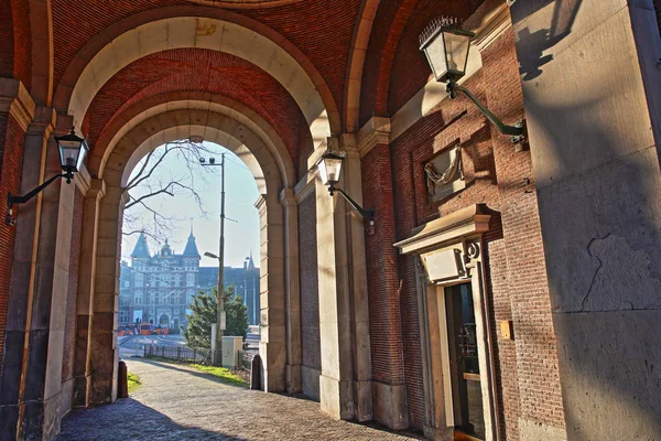 在位于荷兰阿姆斯特丹亚历山大普林的拱廊中参观特罗本博物馆 — 图库照片