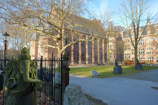 荷兰阿姆斯特丹 2019年2月14日 特罗彭纳博物馆的外立面和庭院 前景是大象的头像 — 图库照片