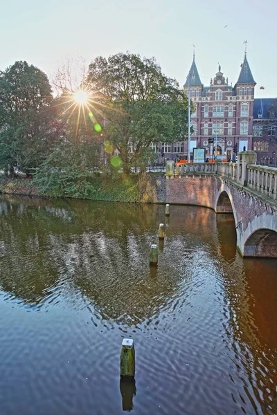 Tropenmuseum Vista Desde Otro Lado Del Canal Lozingskanaal Con Puente —  Fotos de Stock