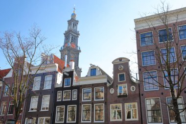 Çarpık ve renkli miras binaları, bulunan Bloemgracht kanal arka planda Westerkerk kilise Saat Kulesi ile Jordaan, Amsterdam, Hollanda