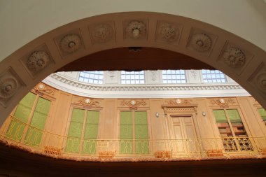 Haarlem, Hollanda - 24 Mart 2019: (1784 tarihli) Oval odada Teylers Müzesi (Sanat, Doğal Tarih ve bilim) ahşap ve süslü mimari ile