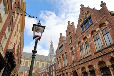 Haarlem, Hollanda, Frankestraat yoIda St Bavokerk kilise arka planda yer alan süslü ve renkli geleneksel evleri