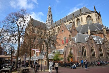 Haarlem, Hollanda - 24 Mart 2019: Süslü ve renkli mimarisiyle St Bavokerk Kilisesi'nin (oymalar)