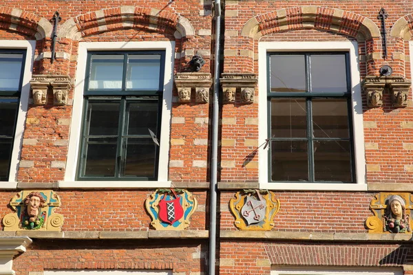 Detalhes Das Esculturas Uma Fachada Casa Localizada Rua Jansstraat Haarlem — Fotografia de Stock