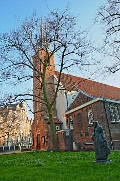 アムステルダム オランダ 月05 2019 フォアグラウンドで Beguine の像で アムステルダムで最も古いホフィエスの一つ Begijnhof の中庭 — ストック写真