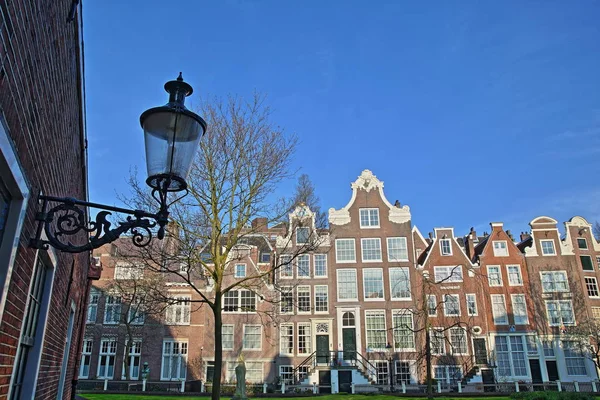 Amsterdam Holandia Kwietnia 2019 Wewnętrzny Dziedziniec Begijnhof Jeden Najstarszych Hofjes — Zdjęcie stockowe