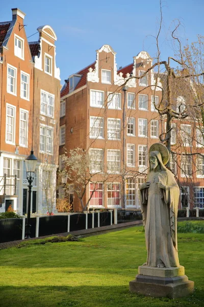 荷兰阿姆斯特丹 2019年4月5日 关于耶稣基督雕像的特写镜头 位于阿姆斯特丹最古老的霍夫 贝吉恩霍夫的内部庭院 — 图库照片