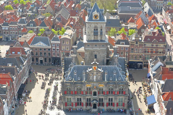 Вид с воздуха на главную площадь (Markt) с ратушей (Stadhuis) в окружении традиционных и красочных фасадов, Делфт, Нидерланды
