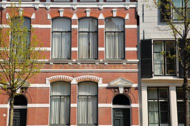 Oude Delft Kanalı boyunca bulunan oymalar ile tarihi cepheler, Delft, Hollanda