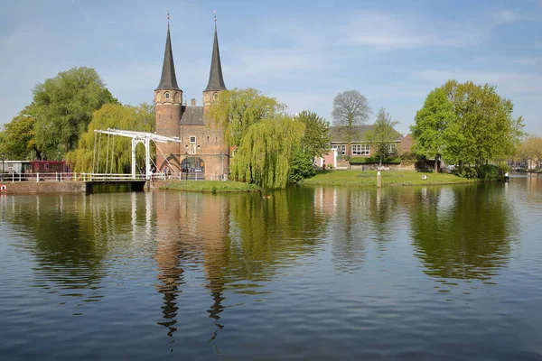 Das Östliche Tor Oostpoort Reflektiert Auf Schiekanaal Delft Niederland — Stockfoto