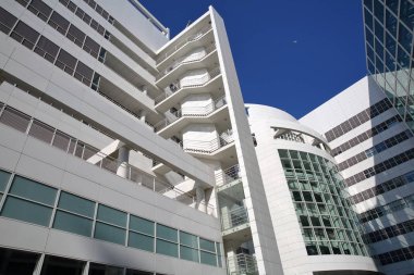 Lahey, Hollanda - 19 Nisan 2019: Lahey'in yeni Belediye Binası'nın modern mimarisi. 1986 yılında Amerikalı mimar Richard Meier tarafından tasarlandı.