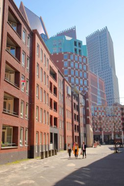 Lahey, Hollanda - 19 Nisan 2019: Arka planda gökdelenler bulunan Calliopestraat'ta modern kentsel gelişim