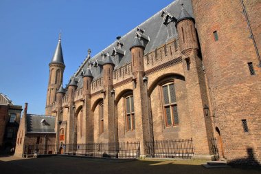 Hollanda 'nın Lahey kentinde Binnenhof (13 yüzyıl gotik kalesi) merkezini oluşturan Ridderzaal (Şövalye Salonu) dış cephesi