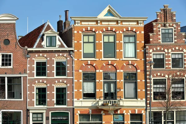 Close Van Traditionele Kleurrijke Gevels Gelegen Aan Spaarne Rivier Haarlem — Stockfoto