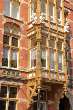 Amsterdam, Hollanda - 14 Nisan 2019: Hobgoblinler ile Ev (Huis met de kabouters), Ceintuurbaan Caddesi'nde (De Pijp) bulunan Hollandalı eski cepheler 1884 yılından kalma ahşap oyma ile