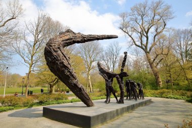Amsterdam, Hollanda - 14 Nisan 2019: Ulusal Anıt (2002 yılında açıldı) ve Erwin de Vries (1929 2018) tarafından Oosterpark'ta Kölelik'e ithaf edildi