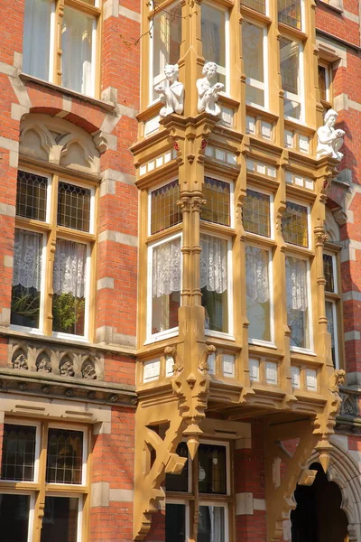 Amsterdam, Hollanda - 14 Nisan 2019: Hobgoblinler ile Ev (Huis met de kabouters), Ceintuurbaan Caddesi'nde (De Pijp) bulunan Hollandalı eski cepheler 1884 yılından kalma ahşap oyma ile