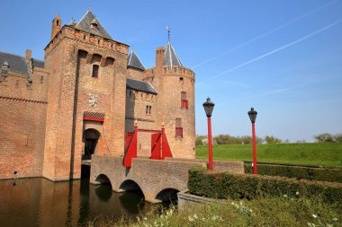 Muiden, Hollanda - 7 Nisan 2019: Muiderslot Kalesi, Amsterdam yakınlarındaki bir ortaçağ kalesi