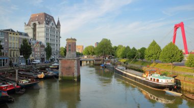Beyaz Saray (Witte Huis, Art Nouveau tarihi bina) ve tarihi houseboats Hertekade (Oudehaven limanı yakınında) Rotterdam, Hollanda, sağda Willemsbrug Köprüsü ile görüntülenen