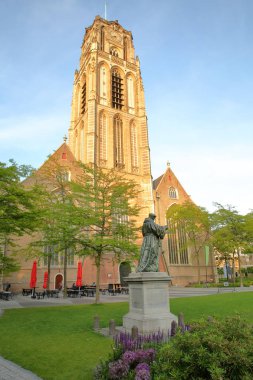 Erasmus Heykeli, 1622 yılında görkünlü bir bronz heykel, arka planda St Lawrence Kilisesi (Laurenskerk) ile, Rotterdam, Hollanda