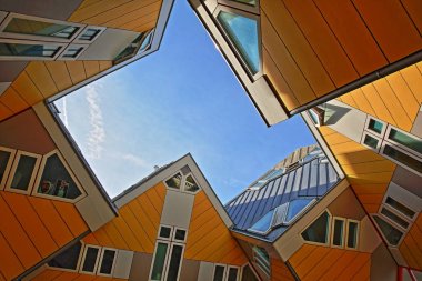 Rotterdam, Hollanda - 1 Haziran 2019: Küp evler (Kijk Kubus), oudehaven limanı yakınında bulunan mimari sıradışı açısal küp şeklindeki apartman bloğu