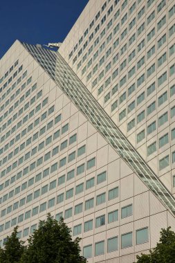 Rotterdam, Hollanda - 1 Haziran 2019: Willemswerf binasının yakın çekim, Hertekade caddesi boyunca (Oudehaven Limanı yakınında) alışılmadık şekilli modern mimari)