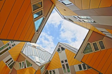 Rotterdam, Hollanda - 31 Mayıs 2019: Küp evler (Kijk Kubus), oudehaven limanı yakınında bulunan mimari sıradışı açısal küp şeklindeki apartman bloğu