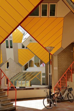 Rotterdam, Hollanda - 31 Mayıs 2019: Küp evler (Kijk Kubus), oudehaven limanı yakınında bulunan mimari sıradışı açısal küp şeklindeki apartman bloğu